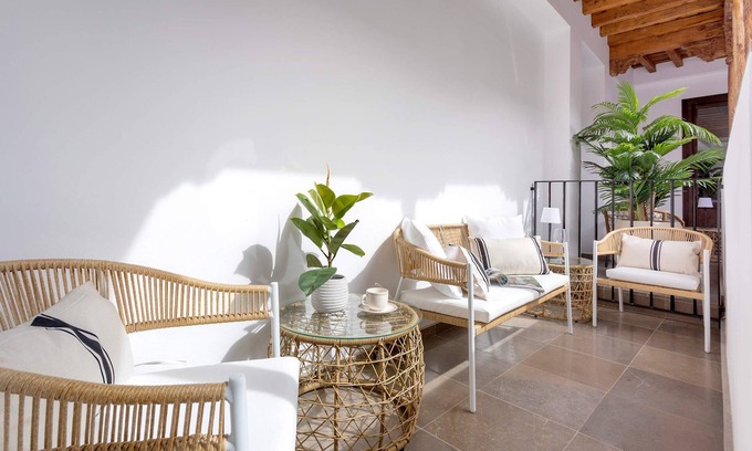 Centro - Sagrario Apartment | Genteel Home Horno Marina