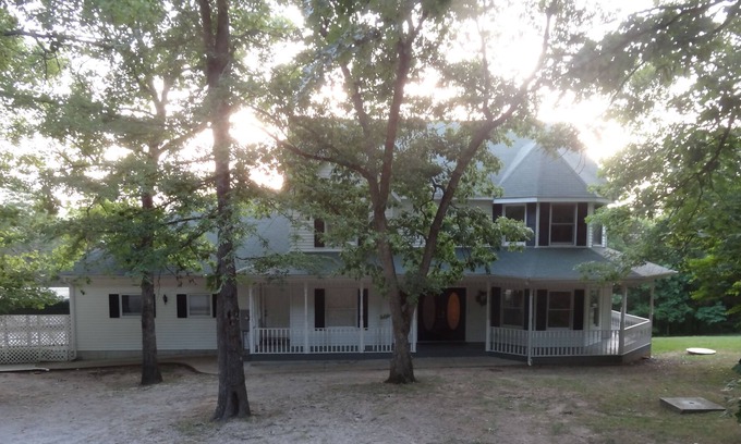Lampe House | Gentle walk to lake