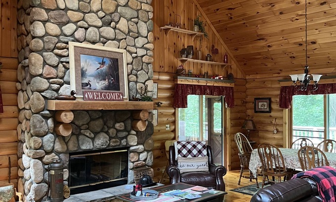 The Galena Territory House | Genuine Log Cabin ~ Perfect Getaway ~ Pool Table ~ Outdoor Hot Tub ~ Fire Pit