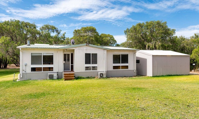Marybrook House | Geographe Gateway is an ideal stay for you, your family, and your friends less than 500m from the so