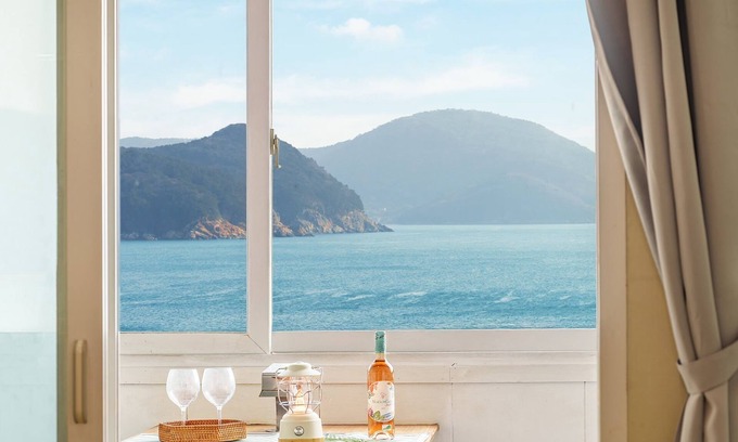 Irun-myeon House | Geoje Kkachi and Santorini Pension