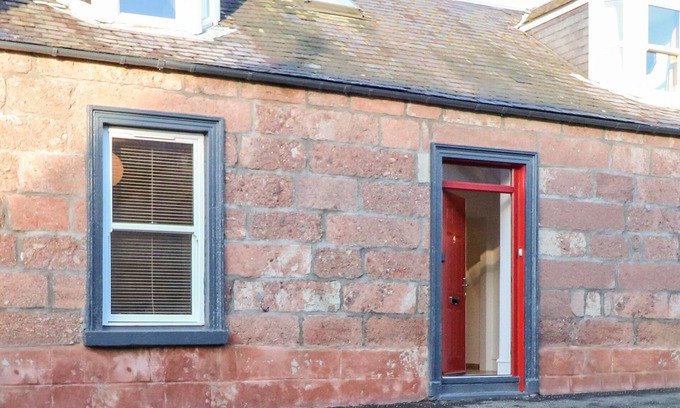 Murthly Cottage | GEORGE COTTAGE, pet friendly, with open fire in Blairgowrie