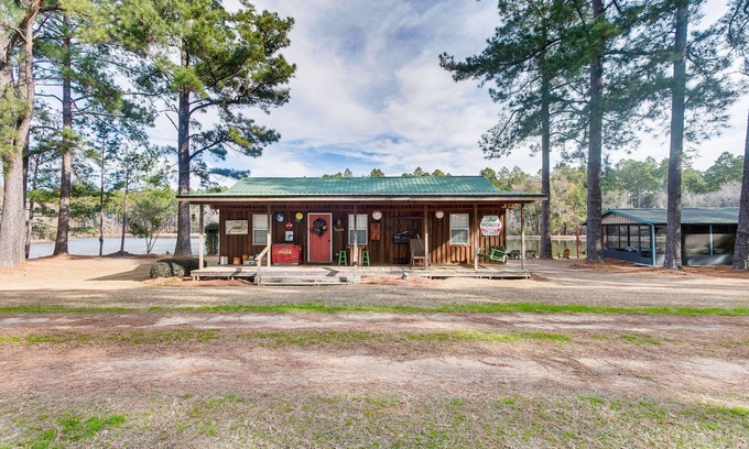 Wray Cabin | Georgia Lakefront Cabin w/Fire Pit + Grills!