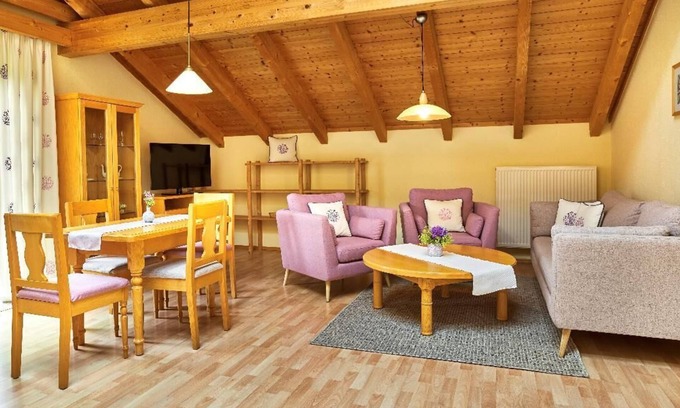 Frauenau Apartment | Geräumige 70 qm Dachgeschosswohnung mit zwei Schlafzimmern