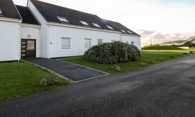 Trearddur Bay Cabin | GER-Y-LLI, pet friendly, character holiday cottage in Trearddur Bay
