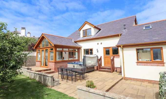Cemaes Bay Cottage | GER Y MOR, pet friendly, country holiday cottage in Cemaes Bay