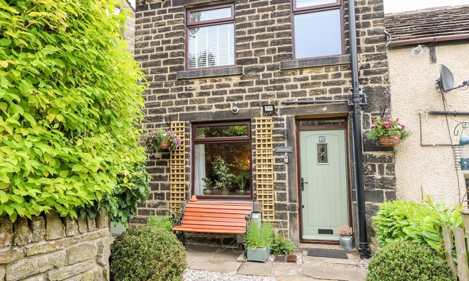 Hepworth Cottage | GERALDENE, romantic, character holiday cottage in Holmfirth