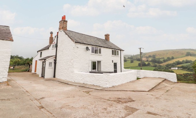 Abergele Cottage | GERDDEN ISA, family friendly, with hot tub in Llanfair Talhaiarn
