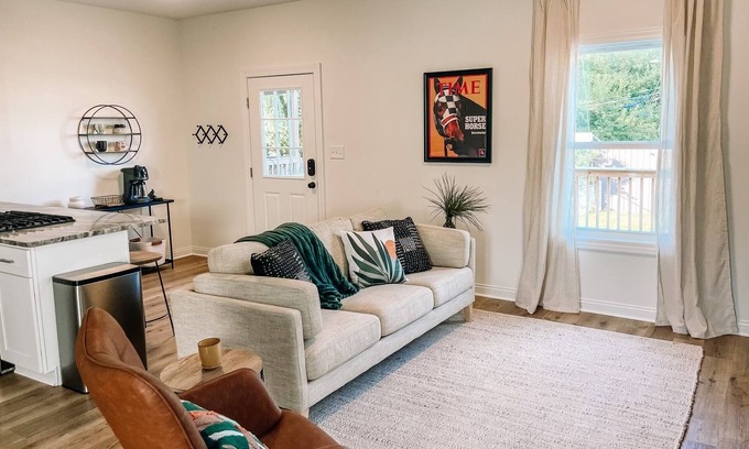 Schnitzelburg House | Germantown Center of Attention w/outdoor fire pit
