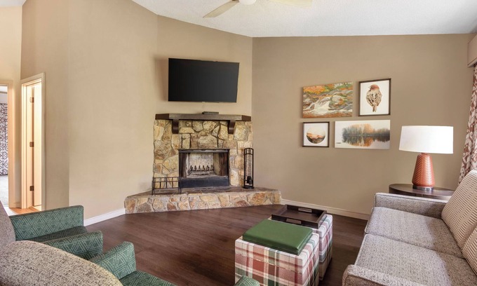 Sapphire Resort | Get Ready for Adventure! 3 Pools, Free Parking, Minutes to Ski Sapphire Valley