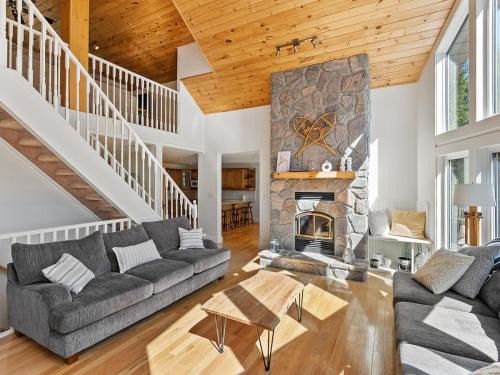 Lake of Bays House | Getaway Cottage LAKE FRONT Muskoka Room Kayaks