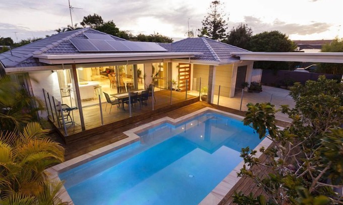 Mermaid Waters House | Getaway House - Great Value 5 mins walk to beach - Family friendly holiday home