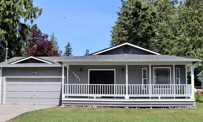 Coupeville House | Getaway in Admirals Cove; fireplace, private beach