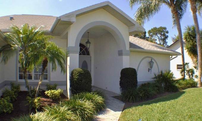 Trafalgar House | Getaway on the Fairway!