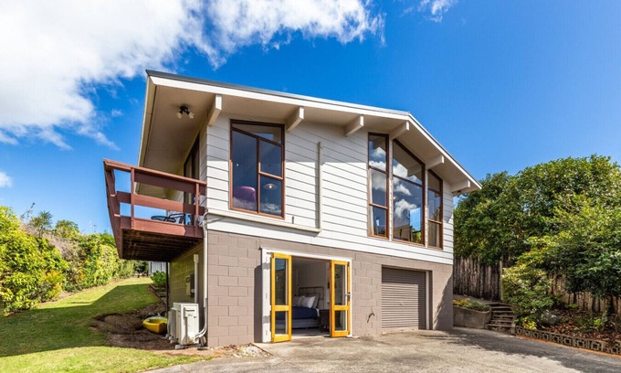 Nukuhau House | Getaway on Woodward - Pet Friendly