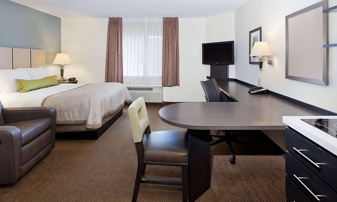 Southfield Hotel | Getaway Weekend Trip! Relax w/Spacious Suite w/Living Room, FREE Parking