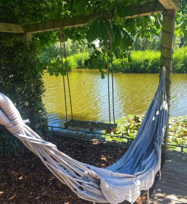 Medemblik House | Gezellige Pipo met grote schommel aan het water en hottub