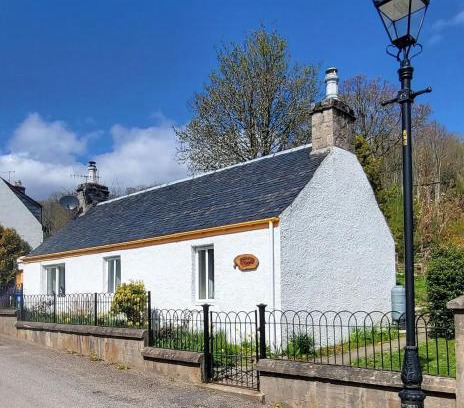 East Lewiston House | Ghillies Cottage, Loch Ness