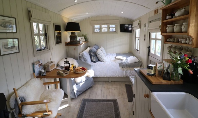 Preston Candover Cottage | GIBSON'S HUT, romantic, luxury holiday cottage in Alresford