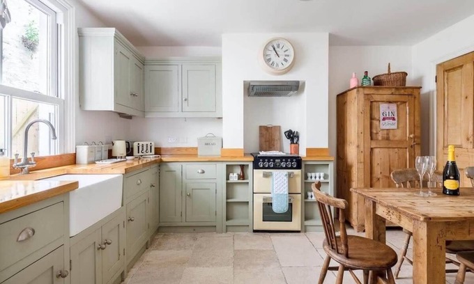 Mevagissey Cottage | Gin O'Clock, Mevagissey. Level Walk to Harbour!