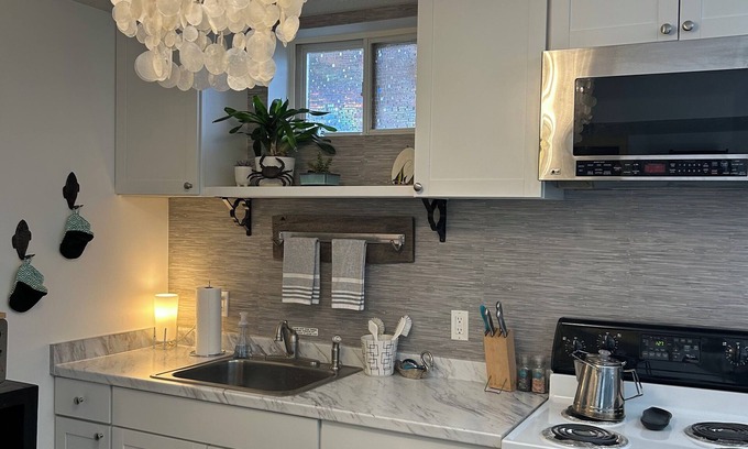 Bennsville Apartment | Gingko Lane, Waldorf.nMCM Vibe Meets Southern Maryland Charm