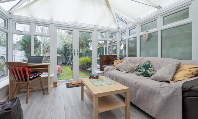 West Norwood House | Gipsy Cottage with Sunny South Facing Garden and Conservatory