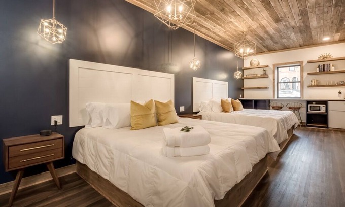 Prescott Hotel | Girls’ Getaway | Shop & Stroll