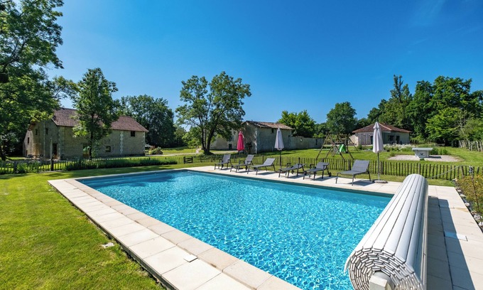 Chassaignes House | 'Gîte La Grange' with Shared Pool, Private Terrace and Wi-Fi