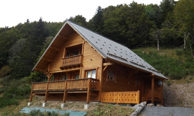 Saint-Jacques-des-Blats Cottage | Gite Saint-Jacques-des-Blats, 3 bedrooms, 8 persons