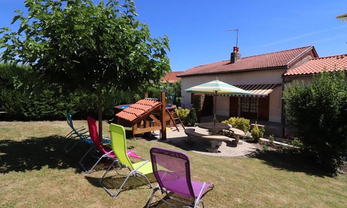 Saint-Santin-de-Maurs Cottage | Gite Saint-Santin-de-Maurs, 3 bedrooms, 6 persons
