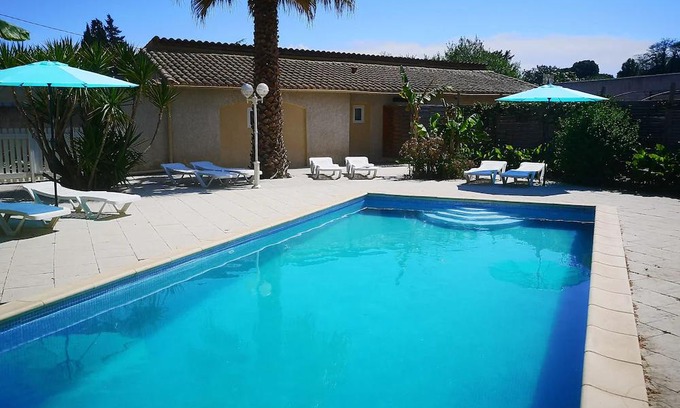 Maraussan House | Gite T2 Les Pins with heated swimming pool in wooded grounds