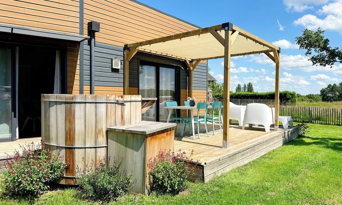 Mosnes House | Gites-domainedupin, cottage Bain Nordique PRIVÉ