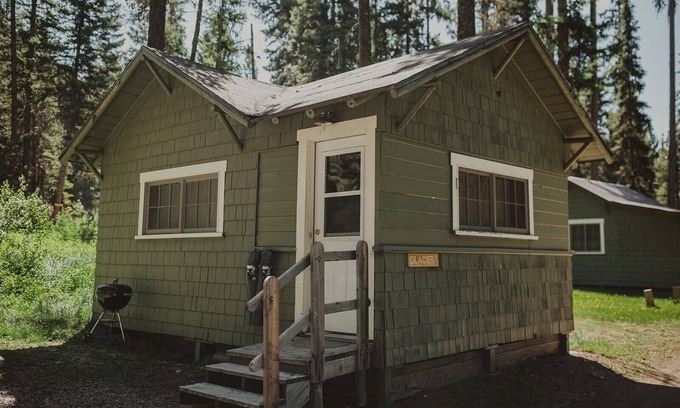 Seeley Lake Cabin | Glacier Cabin at Tamaracks Resort is a cozy cabin with a Seeley Lake view.