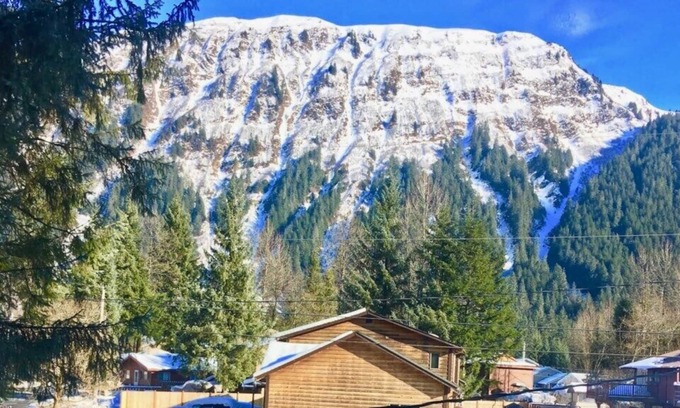 Mendenhall Valley House | Glacier Guest Room - Walk to the Mendenhall Glacier Offering 10% OFF ON TOURS!