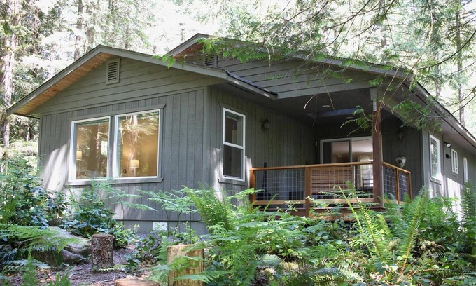 Warnick Cabin | Glacier Springs Cabin #30 - Hot Tub - Wi-Fi - Pets Ok