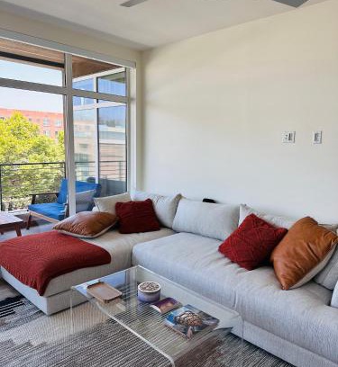 Little Armenia Apartment | Glam by the Hollywood Sign 2 Bed Apt WITH FREE EV PARKING, Pool, Gym