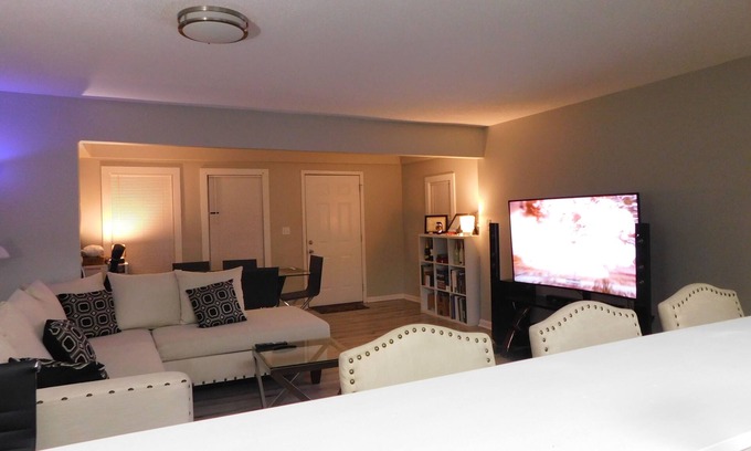 Greensboro House | Glamorous 2 bedroom. n3 to downtown Greensboro and 7 to the Coliseum