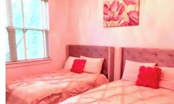 Lindridge-Martin Manor Apartment | Glamorous “Pink & Perfect” Midtown/FREE Parking