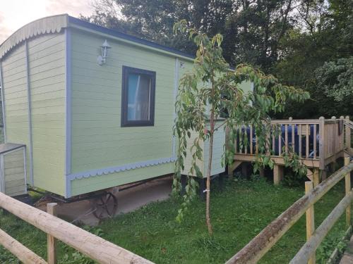 Llanfair Caereinion Ski Chalet | Glamping Hut - Riverview 4