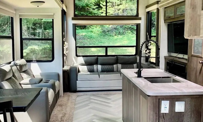 Sagle House | Glamping Near Sandpoint: Salt Water Hot Tub - Camper/RV in Sagle, Idaho