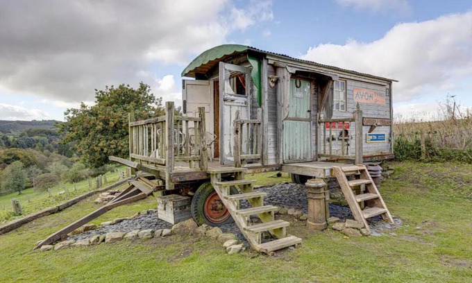 Scarborough House | Glamping Wagon - 1 x Double Bed 2 x Single Bed