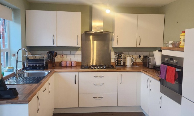 Wolverhampton House | Glamshouse is a beautiful, peaceful & warm,cozy and also family friendly.