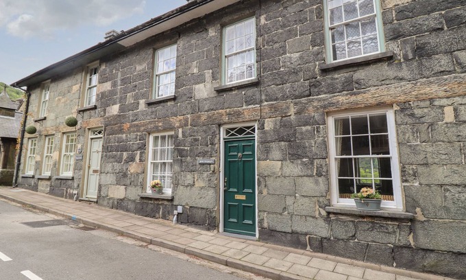 Maentwrog Cottage | GLAN DWYRYD, pet friendly, with open fire in Penrhyndeudraeth