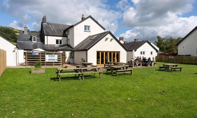 Cwrt Hotel | Glan Yr Afon Riverside