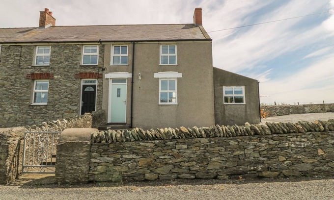 Llanfaethlu Cottage | GLASFRYN, pet friendly, with open fire in Llanfaethlu