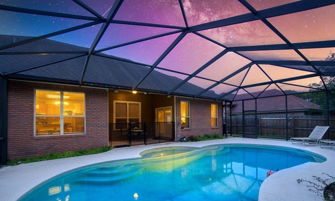 Mandarin House | ~Glass Splash Pad Sleeps 12 Heated Pool & Spa~