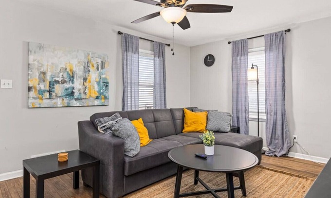 Peoria House | GLEN LIVING - a family 3 BD in Central Peoria