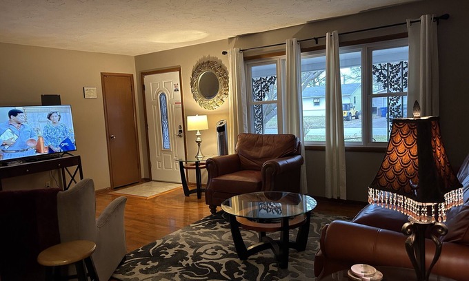 Springfield House | GLENCO PLACE - Easy access to I-44 and Hwy 65. SENIOR FRIENDLY!