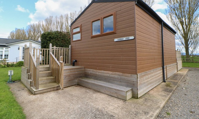 Hutton Rudby Cottage | GLENDALE POD, pet friendly, with hot tub in Hutton Rudby