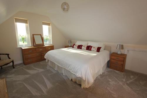 St Brides House | Glenside Cottage with Hot Tub